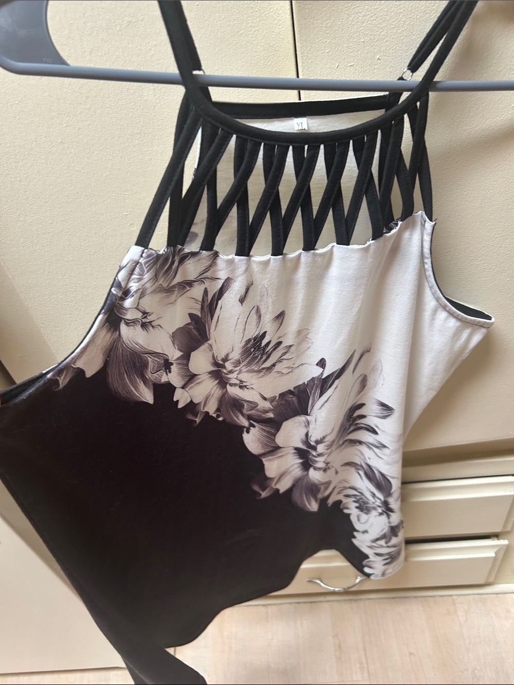 Black & White Floral Strappy Women's Tank Top